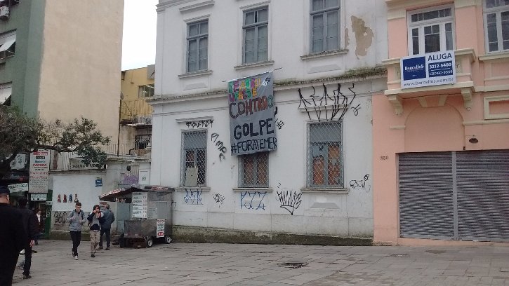 Segundo estudante, uma janela periga cair na calçada da Salgado Filho, próximo aos pontos de ônibus / Matheus Chaparini / Jornal Já