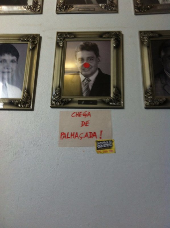 Quadros do vice-prefeito, Sebastião Melo, e do prefeito, José Fortunati, receberam narizes de palhaço / Jornal Já