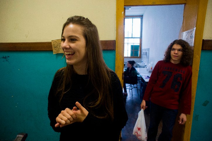 Isabela Marcon estuda no IE há 11 anos. Desde criança tem o hábito de escrever, mas, sem apoio na escola, escondia seus textos. O livro lançado pelos estudantes traz um poema seu / Ramiro Furquim/Jornal Já