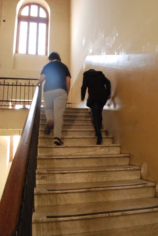 Alunos subindo em lugar interditado para pegar material escolar. 