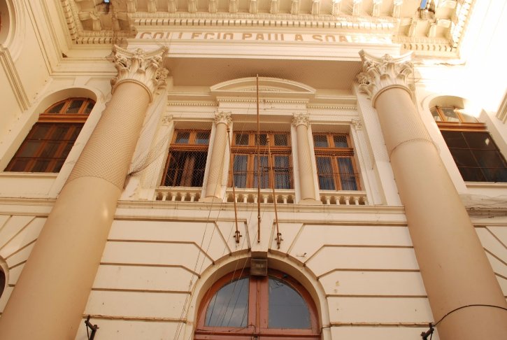 Do lado de fora a situação também é precária: redes foram colocadas nas vigas para segurar pedras que caem