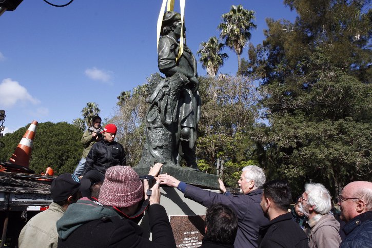 Estátua de sete toneladas precisou ser carregada por guingaste / Ricardo Giusti/PMPA