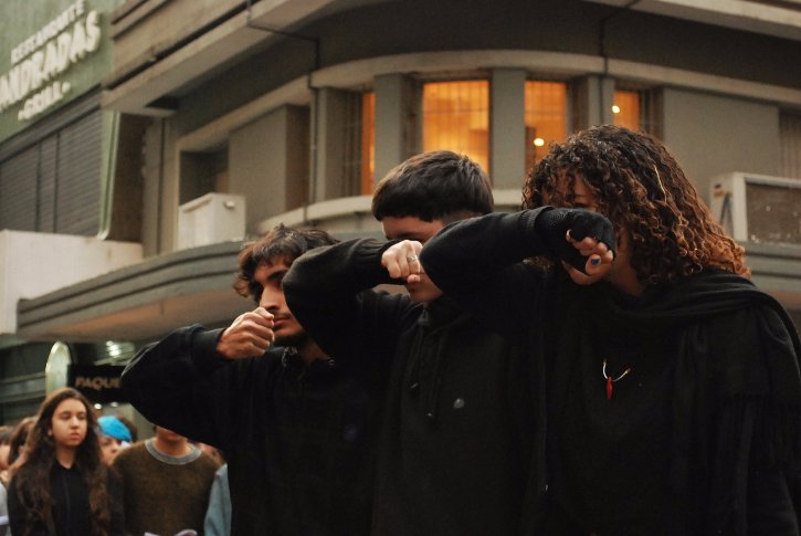 Encenação remeteu à agressão com gás de pimenta. Foto: Taís Ratier