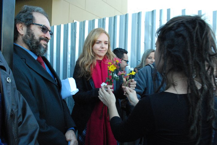 Estudantes entregaram flores e notas de apoio de diversas entidades / Thais Ratier / Jornal Já