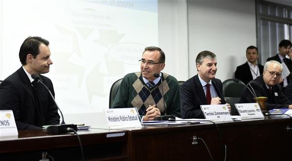 Na mesa, Adolfo Klein do Comitesinos