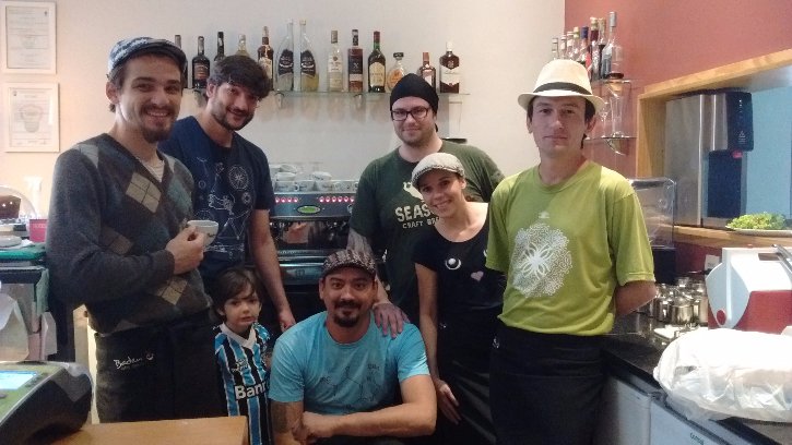 Guert Schinke com o filho Pedro e a equipe do Baden Cafés Especiais / Matheus Chaparini