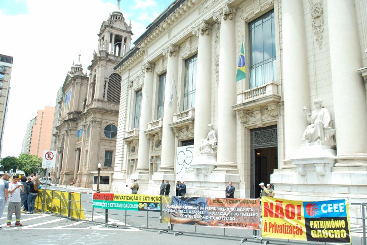 Palácio o governo isolado por grades / Thais Ratier/JÁ