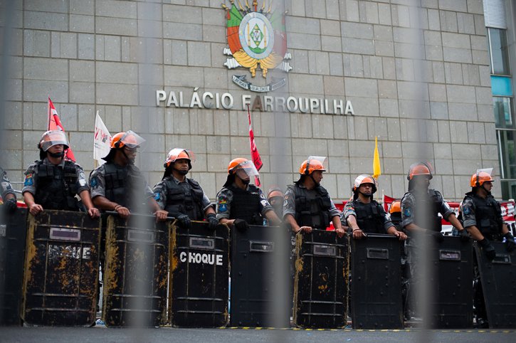 2016.12.19 - Porto Alegre/RS/Brasil - Ato de black blocs na praça da Matriz é dispersada pela Brigada Militar. Foto: Ramiro Furquim/Jornal Já