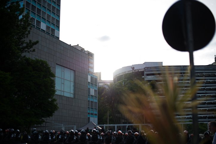 2016.12.19 - Porto Alegre/RS/Brasil - Ato de black blocs na praça da Matriz é dispersada pela Brigada Militar. Foto: Ramiro Furquim/Jornal Já