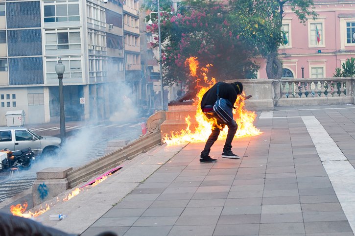 2016.12.19 - Porto Alegre/RS/Brasil - Ato de black blocs na praça da Matriz é dispersada pela Brigada Militar. Foto: Ramiro Furquim/Jornal Já