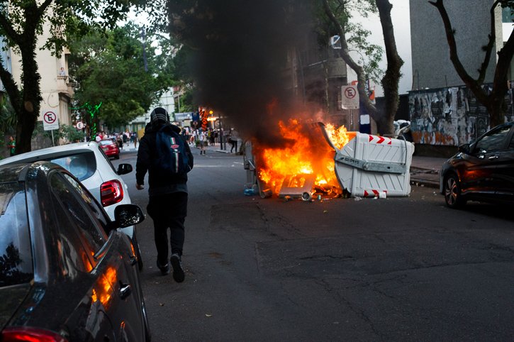 2016.12.19 - Porto Alegre/RS/Brasil - Ato de black blocs na praça da Matriz é dispersada pela Brigada Militar. Foto: Ramiro Furquim/Jornal Já