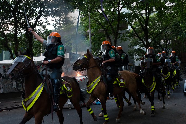 2016.12.19 - Porto Alegre/RS/Brasil - Ato de black blocs na praça da Matriz é dispersada pela Brigada Militar. Foto: Ramiro Furquim/Jornal Já
