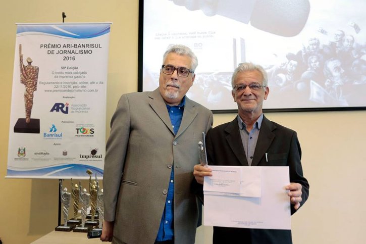 Luiz Adolfo, vice-presidente da ARI, entregou o prêmio a Elmar Bones / Foto Tânia Meinerz/JÁ