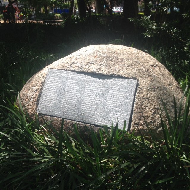 Monumento com a nominata da associação cultural pioneira de Porto Alegre foi reinaugurado 