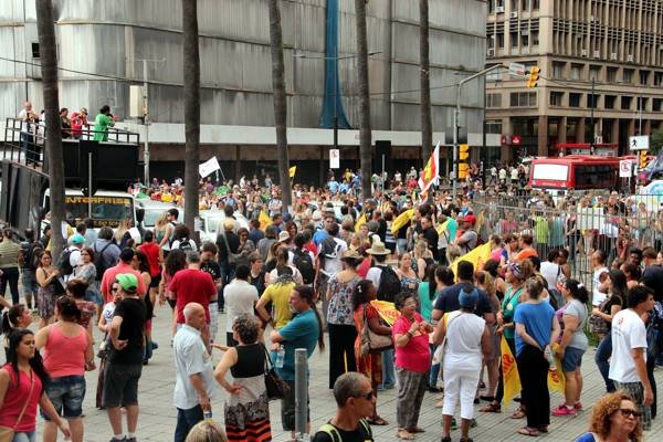 Depois da assembleia, caminharam até o Paço Municipal / Foto Simpa