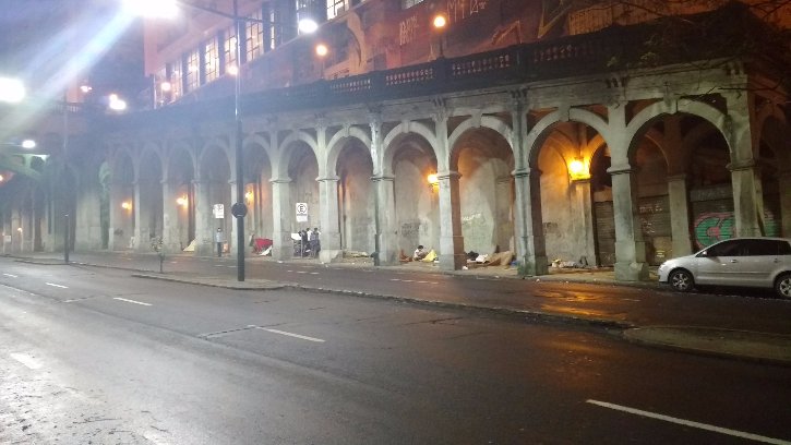 O viaduto atraiu os sem teto, uma das razões é que ali há um banheiro público / PM/JÁ