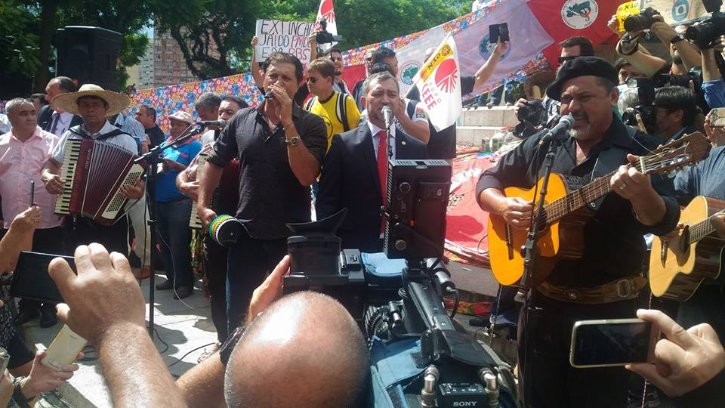Violeiros e gaiteiros festejaram a posse do deputado "colono" Foto: Luis Eduardo Gomes