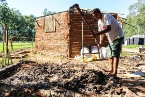 agricultor trabalho o barro para fazer casa. Foto: Catiana de Medeiros