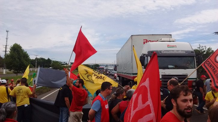 Cerca de 150 pessoas foram impedidas de entrar e protestaram do lado de fora / Matheus Chaparini