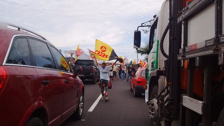 Manifestantes boquearam as duas faixas da BR 116 / Matheus Chaparini