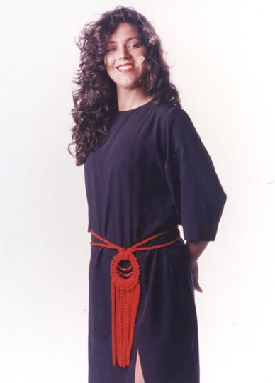 O cinto pode virar colar ou enfeite para a cabeça