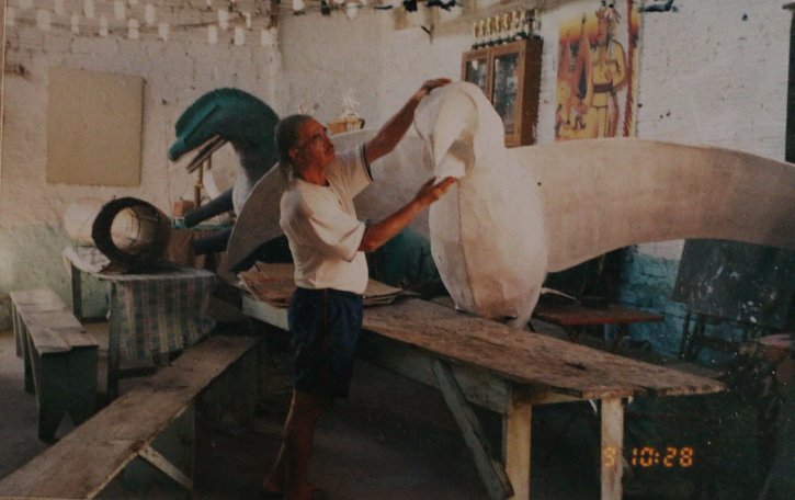 Presidente Valdir em ação na quadra: "eu não sei fazer nada, mas eu sou curioso" / Arquivo Comanches