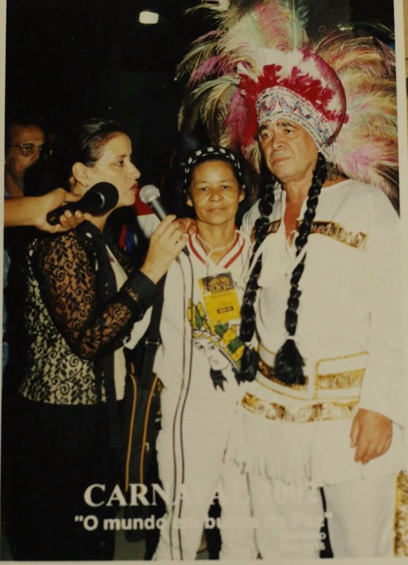 Dona Angelina e Valdir dando entrevista após o titulo de 2002 no carnaval / Arquivo Comanches