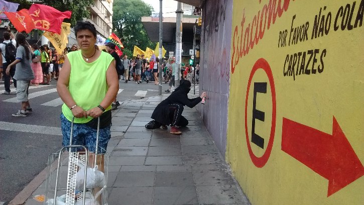 Durante a caminhada, pichações e algumas vidraças quebradas
