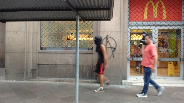 Vidraças foram quebradas com marteladas