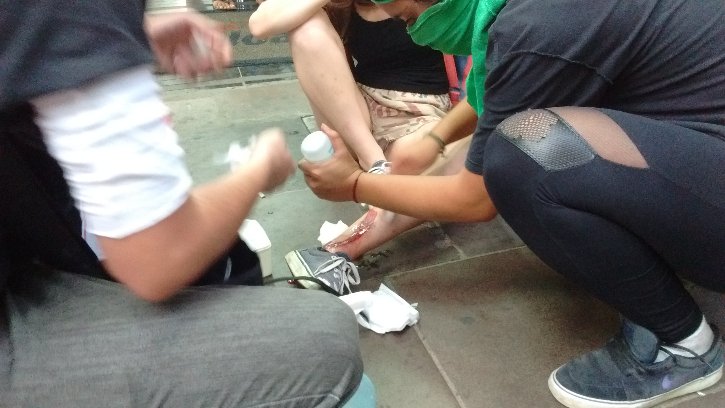 Grupo de manifestantes prestou socorro a uma jovem ferida por estilhaço de bomba