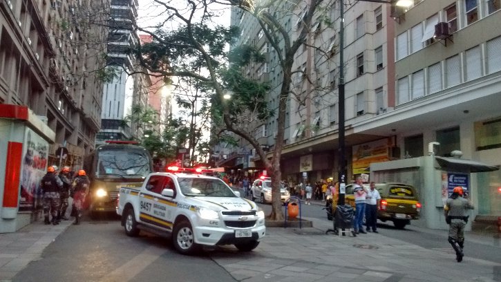 Viaturas, cavalos e homens a pé, forte efetivo da Brigada Militar