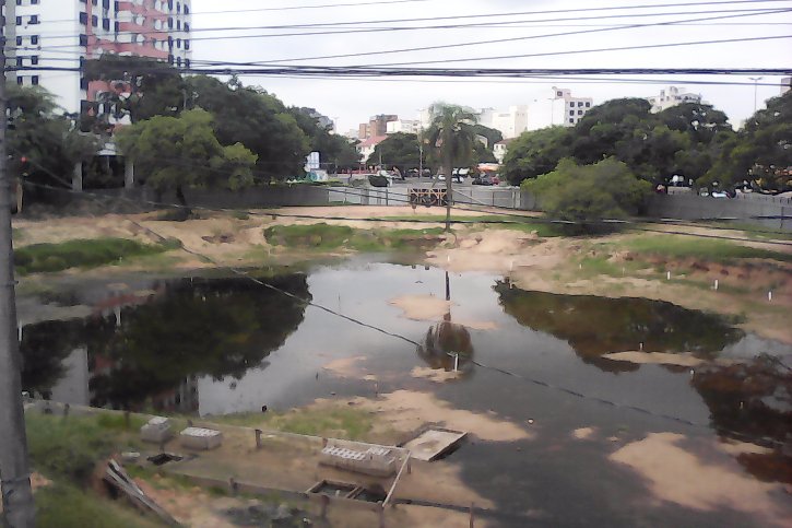 sem máquinas nem operários o local virou uma grande piscina, proveniente das últimas chuvas