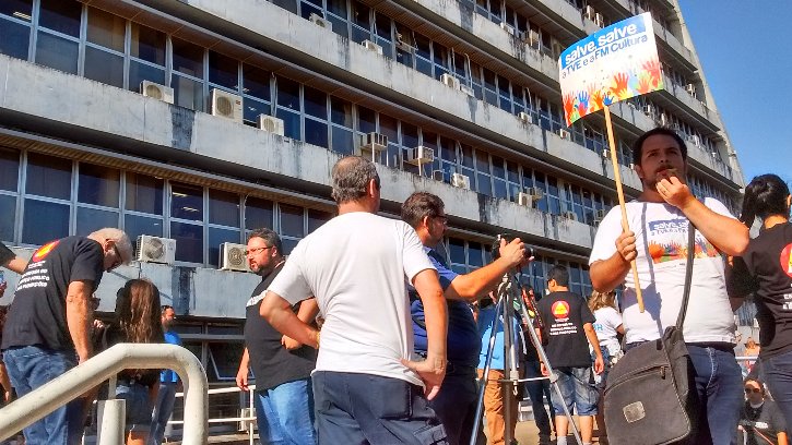 Do lado de fora, servidores realizaram buzinaço