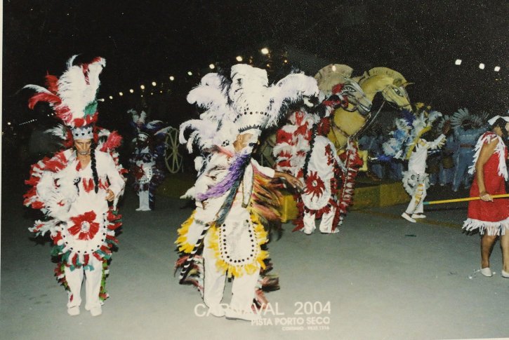 Tribo Comanches na avenida no carnaval de 2004 / Arquivo Comanches