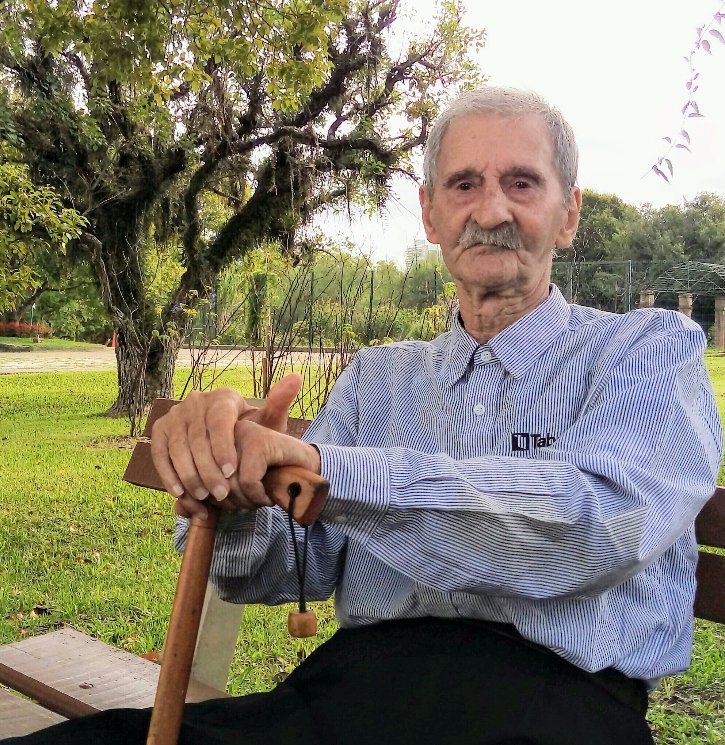 Seu Julião virou a pedra para que não quebrassem a placa/Cleber Dioni 