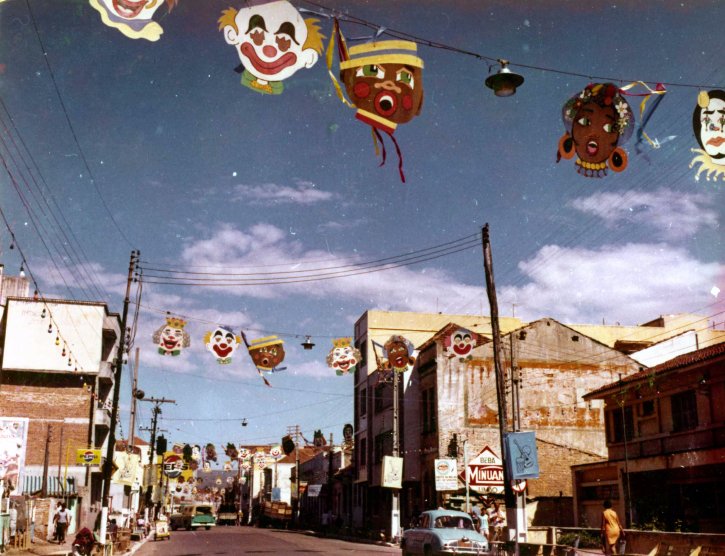 Rua João Alfredo, na Cidade Baixa, enfeitada para receber os blocos, década de 1970 / Fototeca Sioma Breitman / Museu Joaquim José Felizardo