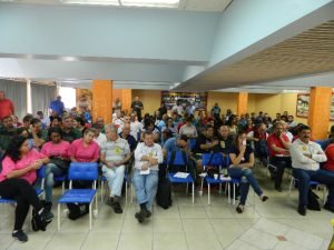 Trabalhadores ouvem ex-ministro. Foto Janaína Capeletti