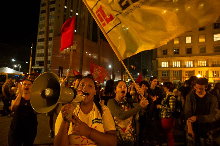2017.04.06 - Porto Alegre/RS/Brasil - Protesto contra o aumento das passagens fracassa em número de manifestantes e termina com dois detidos por pixação em faixa de segurança. Foto: Ramiro Furquim/Jornal Já