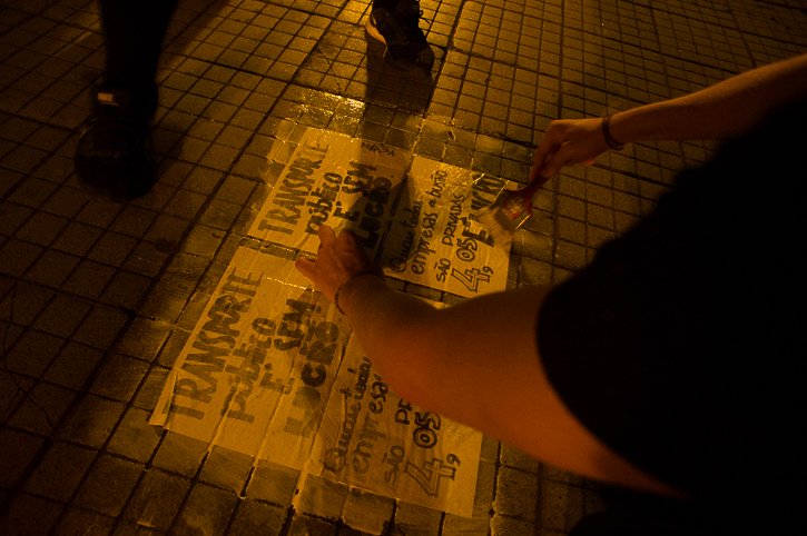 2017.04.06 - Porto Alegre/RS/Brasil - Protesto contra o aumento das passagens fracassa em número de manifestantes e termina com dois detidos por pixação em faixa de segurança. Foto: Ramiro Furquim/Jornal Já