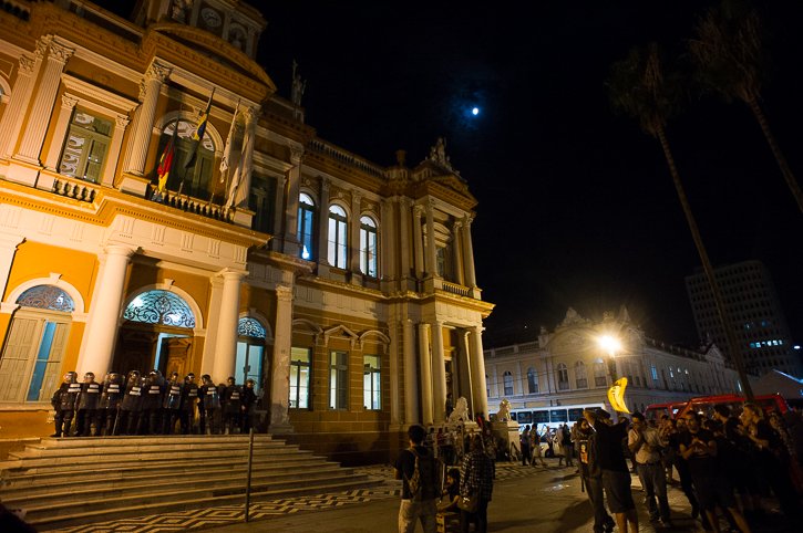 2017.04.06 - Porto Alegre/RS/Brasil - Protesto contra o aumento das passagens fracassa em número de manifestantes e termina com dois detidos por pixação em faixa de segurança. Foto: Ramiro Furquim/Jornal Já
