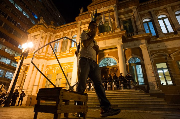 2017.04.06 - Porto Alegre/RS/Brasil - Protesto contra o aumento das passagens fracassa em número de manifestantes e termina com dois detidos por pixação em faixa de segurança. Foto: Ramiro Furquim/Jornal Já