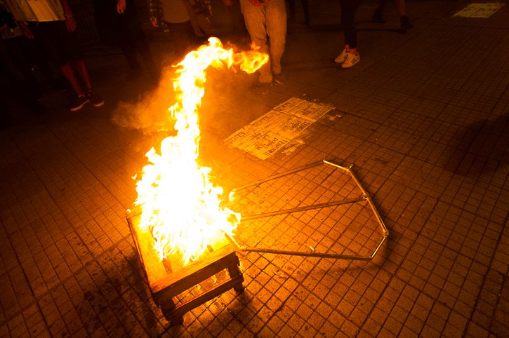 2017.04.06 - Porto Alegre/RS/Brasil - Protesto contra o aumento das passagens fracassa em número de manifestantes e termina com dois detidos por pixação em faixa de segurança. Foto: Ramiro Furquim/Jornal Já