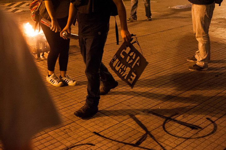 2017.04.06 - Porto Alegre/RS/Brasil - Protesto contra o aumento das passagens fracassa em número de manifestantes e termina com dois detidos por pixação em faixa de segurança. Foto: Ramiro Furquim/Jornal Já