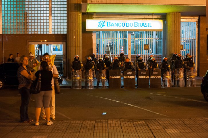 2017.04.06 - Porto Alegre/RS/Brasil - Protesto contra o aumento das passagens fracassa em número de manifestantes e termina com dois detidos por pixação em faixa de segurança. Foto: Ramiro Furquim/Jornal Já
