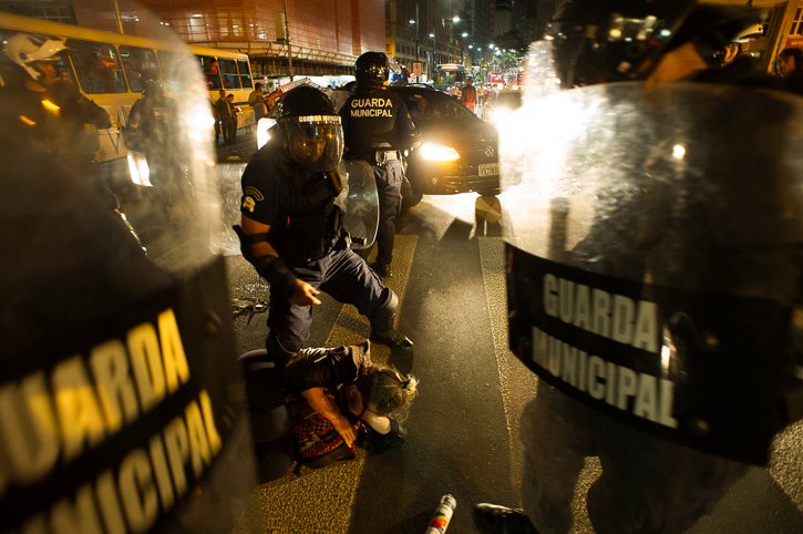 2017.04.06 - Porto Alegre/RS/Brasil - Protesto contra o aumento das passagens fracassa em número de manifestantes e termina com dois detidos por pixação em faixa de segurança. Foto: Ramiro Furquim/Jornal Já
