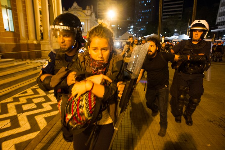 2017.04.06 - Porto Alegre/RS/Brasil - Protesto contra o aumento das passagens fracassa em número de manifestantes e termina com dois detidos por pixação em faixa de segurança. Foto: Ramiro Furquim/Jornal Já
