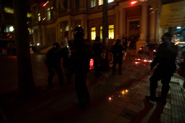 2017.04.06 - Porto Alegre/RS/Brasil - Protesto contra o aumento das passagens fracassa em número de manifestantes e termina com dois detidos por pixação em faixa de segurança. Foto: Ramiro Furquim/Jornal Já