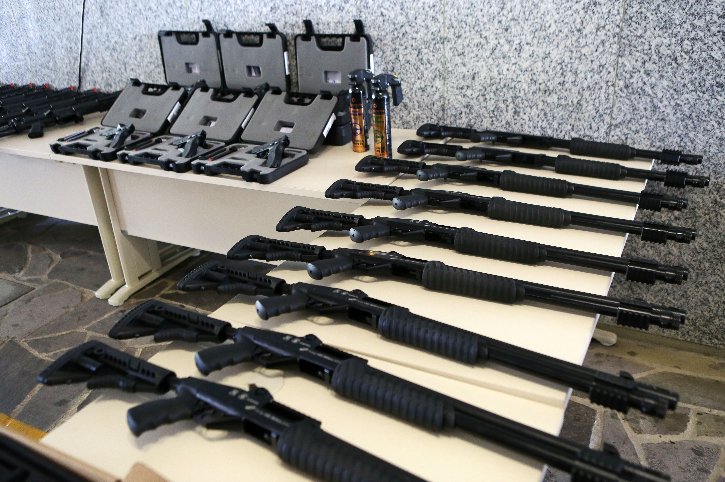 Novos armamentos foram entregues na manhã desta segunda-feira / Luiz Chaves/Palácio Piratini