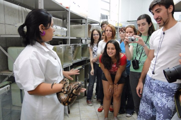 Acácia Winter, tratadora de animais silvestres do NOPA com alunos da Ufrgs/Divulgação 