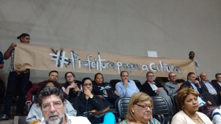 Único protesto da audiência pedia o pagamento das dívidas da Prefeitura com artistas / Matheus Chaparini